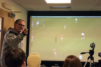 Tras el "Spygate" en su primer año en Leeds, en Inglaterra, Bielsa armó una conferencia de prensa con placas y videos para explicarle a todo el mundo su modelo de estudio de los rivales; cómo lo hace y por qué le da importancia