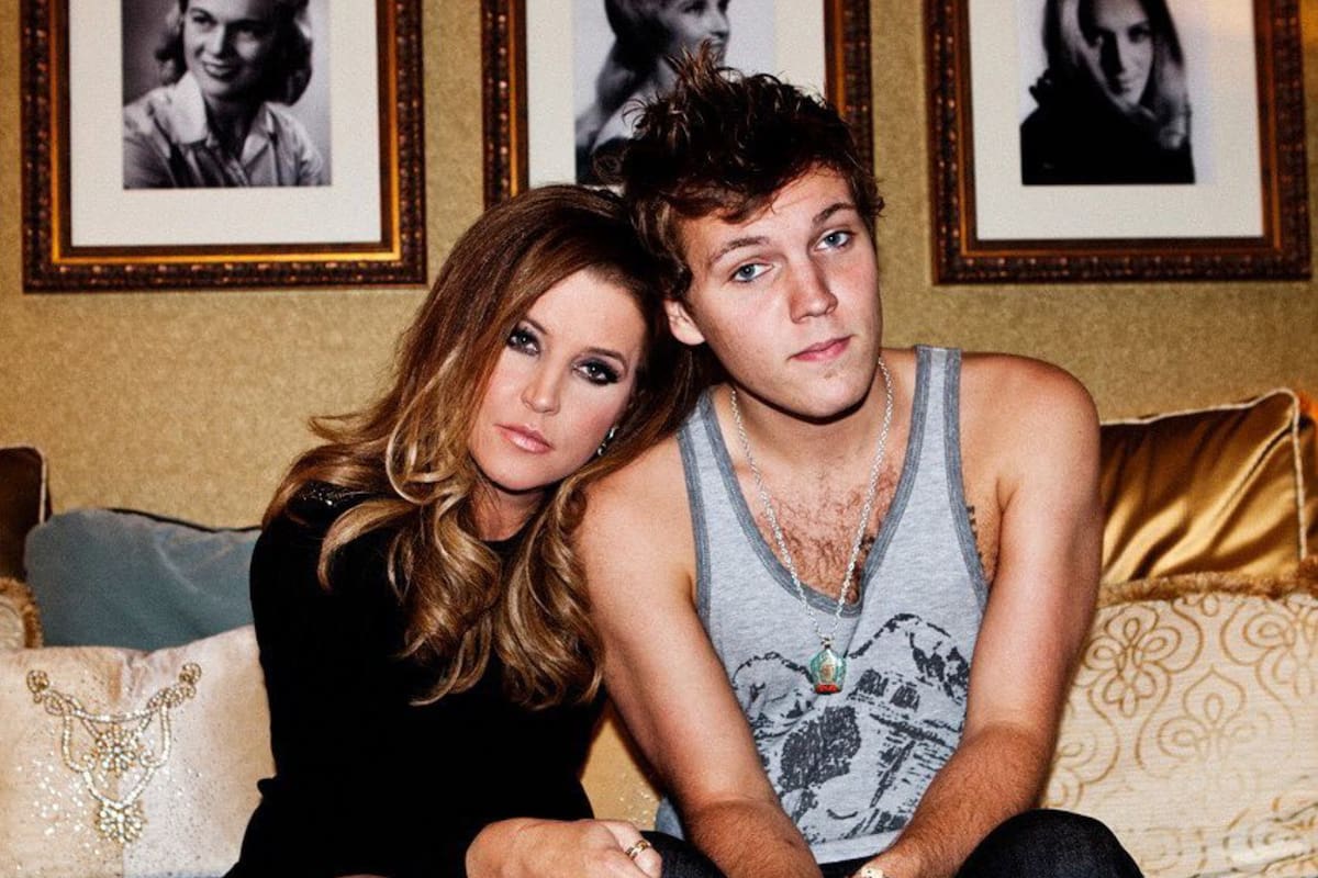 Tras el suicidio de su hijo, Lisa Marie Presley decidió conservar su cuerpo en su casa durante dos meses