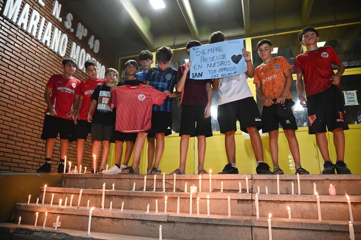 Tras el tiroteo en San Cristóbal, encabezado por un estudiante de 15 años, los alumnos de la escuela prendieron velas en homenaje al chico asesinado