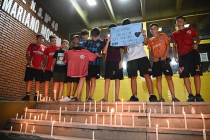 Tras el tiroteo en San Cristóbal, encabezado por un estudiante de 15 años, los alumnos de la escuela prendieron velas en homenaje al chico asesinado