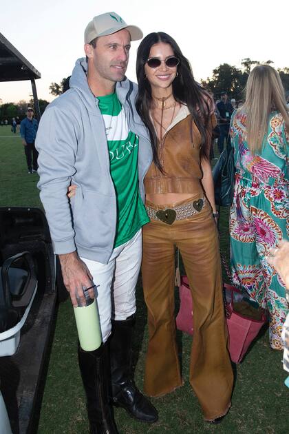 Tras el toque de la campana, Zaira Nara felicitó a su novio, Facundo Pieres, que metió el gol de la victoria. La modelo impactó con un conjunto de chaleco crop con capucha y pantalones Oxford símil cuero de Kosiuko, a los que le sumó un cinturón decorado con corazones y tachas.