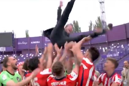 Tras el triunfo frente a Valladolid, los jugadores del Atlético de Madrid lanzaron por el aire al Cholo Simeone, en una maniobra que casi termina mal