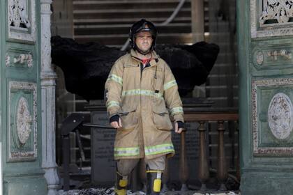 Tras el voraz incendio de anteanoche, del Museo Nacional de Río de Janeiro sigue en pie poco más que la estructura externa; por falta de fondos, no había sistema de rociadores y los detectores de humo no funcionaban; el impacto en la gente y en la política