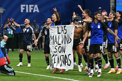 Tras eliminar a Inglaterra en las semifinales del Mundial 2026, jugadores de la selección argentina desplegaron sobre el campo una bandera con la frase “Las Malvinas son argentinas”, una imagen que rápidamente se viralizó