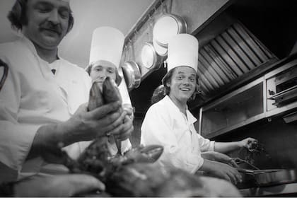 Tras escaparse, Puck (a la derecha) pasó años duros en Austria como aprendiz de cocina, luego se fue a Francia y logró trabajar en algunos de los mejores restaurantes, entre ellos: el Maxim’s de París, el Hôtel de Paris de Mónaco y el restaurante 2 estrellas Michelin L’Oustau de Baumanière de la Provenza.