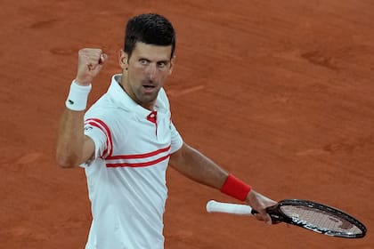 Tras estar abajo en el cuarto set, Novak Djokovic logró tres quiebres y cerró el partido ante Rafael Nadal con autoridad; jugará la final de Roland Garros.