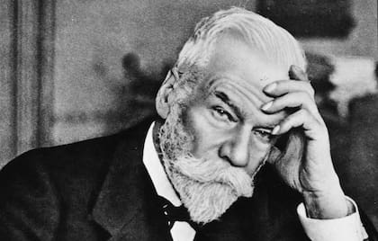 Tras financiar el simposio en 1911, Solvay fundó el Instituto Internacional de Física en 1912 y el Instituto Internacional de Química en 1913