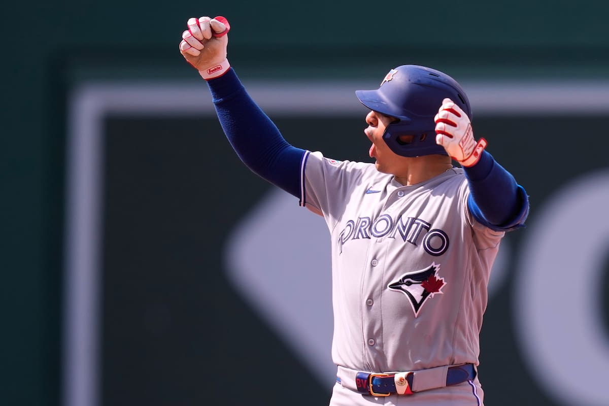 Tras foul con error, Valenzuela pega doble de ventaja en triunfo de Azulejos 4 a 3 ante Medias Rojas