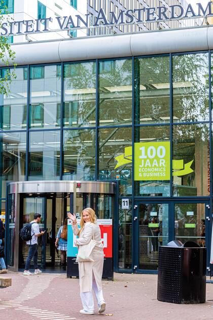 Tras graduarse cum laude del colegio Christelijk Gymnasium Sorghvliet, en La Haya, el 14 de octubre de 2022 Amalia debutó en la vida universitaria. Se matriculó en la Universidad de Ámsterdam en Política, Psicología, Derecho y Economía y se mudó a un departamento que, finalmente, tuvo que dejar porque recibió amenazas. “Todavía estoy pasándolo muy mal. Extraño la vida normal, la vida de una estudiante. Pasear por las calles, poder ir a una tienda”, dijo más tarde.