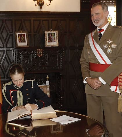 Tras jurar la bandera, Leonor firmó el Libro de Honor bajo la mirada orgullosa de su padre. “Es un día que voy a recordar siempre por su significado hondo y especial”, escribió.