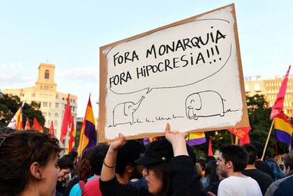 Tras la abdicación de Juan Carlos I hubo grupos de personas que salieron a la calle a pedir el fin de la monarquía.