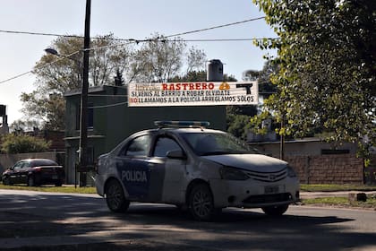 Tras la aparición de pasacalles con amenazas a ladrones, un móvil policial patrulla el barrio Félix U. Camet, en Mar del Plata