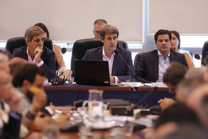 Tras la aprobación en Diputados, Prat Gay expuso en el Senado