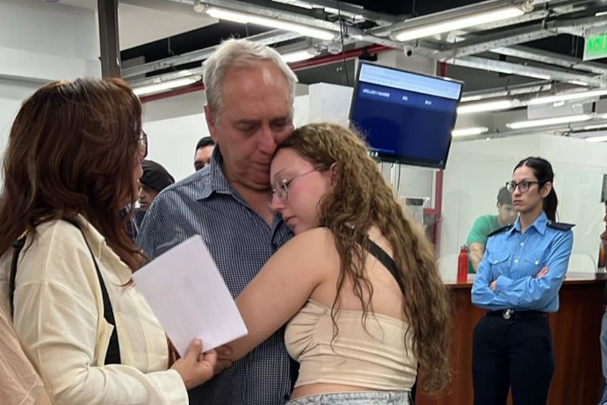 Tras la audiencia, con lágrimas en sus ojos, Andrés Barber es abrazado por su hija Catalina, lo observa su hermana Marcela