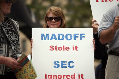 Tras la audiencia de sentencia de Madoff, las víctimas de fraude de realizaron una conferencia de prensa y una protesta, en el Tribunal Federal de Distrito en Manhattan, el 29 de junio de 2009 en la ciudad de Nueva York.