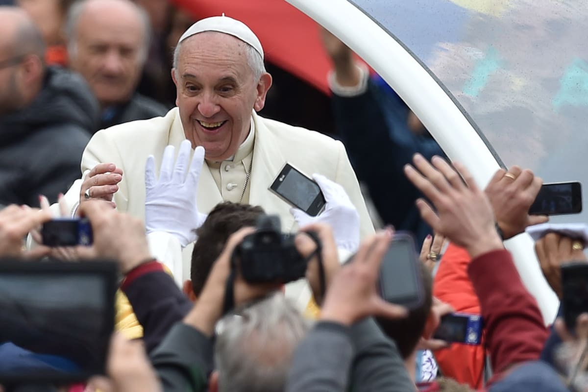 Tras la audiencia general de los miércoles, el papa Francisco saludó al ministro de Trabajo, Carlos Tomada, y a sindicalistas y empresarios