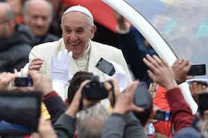 Tras la audiencia general de los miércoles, el papa Francisco saludó al ministro de Trabajo, Carlos Tomada, y a sindicalistas y empresarios