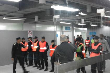Tras la batalla campal, la Policía tuvo que custodiar los pasillos del Minella