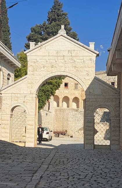 Tras la caída del régimen, el padre Khoukaz, tocó las campanas del convento franciscano del poblado de Qunaya