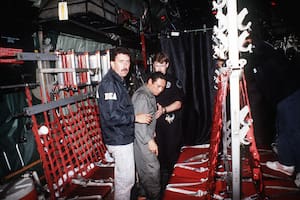 Tras la captura, agentes de la DEA trasladan a Manuel Noriega desde Panamá a los Estados Unidos
