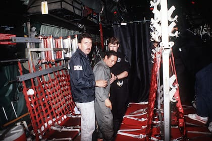 Tras la captura, agentes de la DEA trasladan a Manuel Noriega desde Panamá a los Estados Unidos