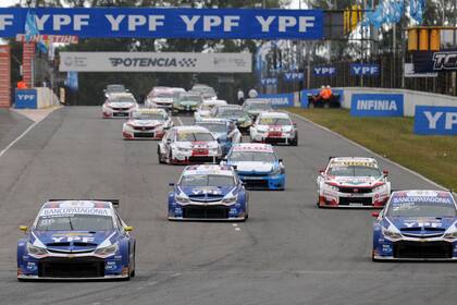Tras la carrera clasificatoria ganada por Agustín Canapino el sábado, el piloto de Chevrolet intentará volver a aprovechar la ausencia de Matías Rossi para triunfar en Buenos Aires en Súper TC2000.