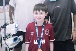 La historia de Camilo, el niño que dio la vuelta olímpica de Lanús en un hospital y recibió la visita más especial