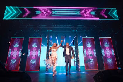 Tras la ceremonia, los recién casados dieron comienzo a la fiesta con el hit remixado de Ricardo Montaner, "Castillo azul".