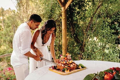 Tras la ceremonia, los recién
casados fueron a comer
al reconocido restó italoargentino A Mi Manera. Los
invitados disfrutaron un menú
a base de pastas; burrata
y asado. “La torta fue un
verdadero desafío para el
chef del restaurante. Es que
en Ibiza no se acostumbra a
hacer tortas altas de boda.
Entonces improvisó una a
base de hojaldre y chocolate.
Exquisita”, explicó la
florentina, quien desde hace
dos años trabaja en el ciclo
deportivo de televisión de la
RAI2 Quelli Che Il Calcio