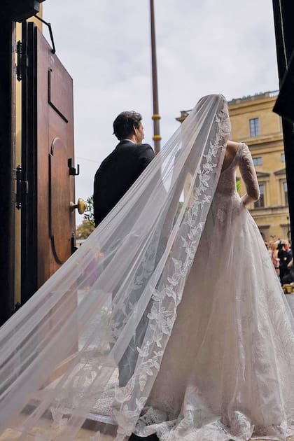 Tras la ceremonia, los recién casados salieron para encontrarse con los invitados y con habitantes de Múnich que los esperaban desde temprano en la Odeonplatz, una de las plazas más importantes de la ciudad alemana (se llama así por la antigua sala de conciertos: Odeón). Quienes no pudieron asistir, siguieron la boda paso a paso a través de la televisión bávara. Fue una fiesta, también, para las tradiciones.