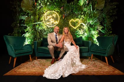 Tras la ceremonia y antes de que empiece la fiesta, los novios posan para su álbum.