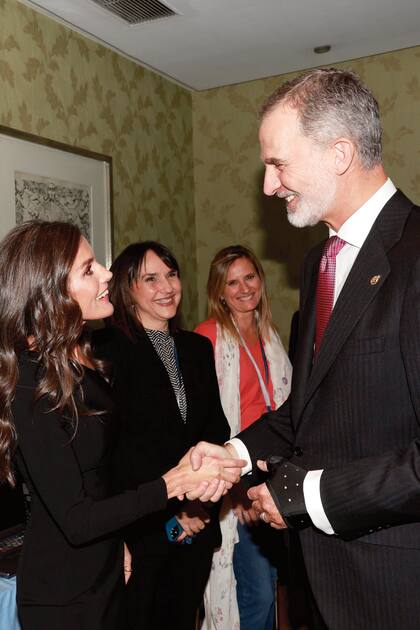 Tras la ceremonia y con mucho humor, Sus Majestades recrearon en el mismo lugar y con gestos idénticos, pero veinte años después, su primera imagen juntos.