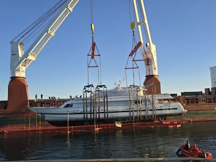"Tras la colocación de una barrera flotante y el bombeo de 40 m³ de agua de lastre, que lo mantenían en equilibrio, se levantó con éxito una imponente pieza de 40 m de largo y 190 toneladas. El yate comenzará ahora su viaje hacia el Gran Puerto Marítimo de Burdeos, donde lo desmantelaremos de aquí a la primavera de 2026", publicó en su sitio la empresa CADEM