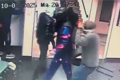 Tras la condena a Cristina Kirchner: así fue el violento ataque al edificio de TN.