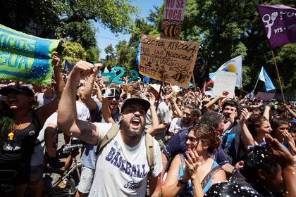 Tras la decisión final que se tomó en la Casa de las Leyes, los manifestantes demostraron su satisfacción, con banderas, pancartas y cánticos, con el lema "el agua de Mendoza no se negocia".
