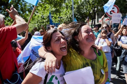 Tras la decisión final que se tomó en la Casa de las Leyes, los manifestantes demostraron su satisfacción, con banderas, pancartas y cánticos, con el lema "el agua de Mendoza no se negocia".