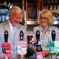 Tras la derrota con Argentina, el rey Carlos fue a un tradicional bar a tomarse una cerveza