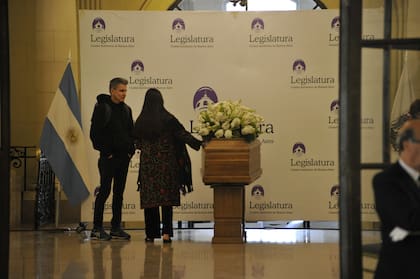 Tras la despedida en la Legislatura porteña, estaba previsto que el cortejo pasara por el Teatro Colón, uno de los espacios más ligados a su la trayectoria, antes del traslado de sus restos al Cementerio Parque de Pilar