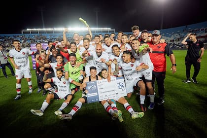 Tras la eliminación a Boca por penales en San Juan, la alegría del plantel de Patronato por la clasificación para jugar la final por la Copa Argentina; la disputará el domingo contra Talleres, en Mendoza.
