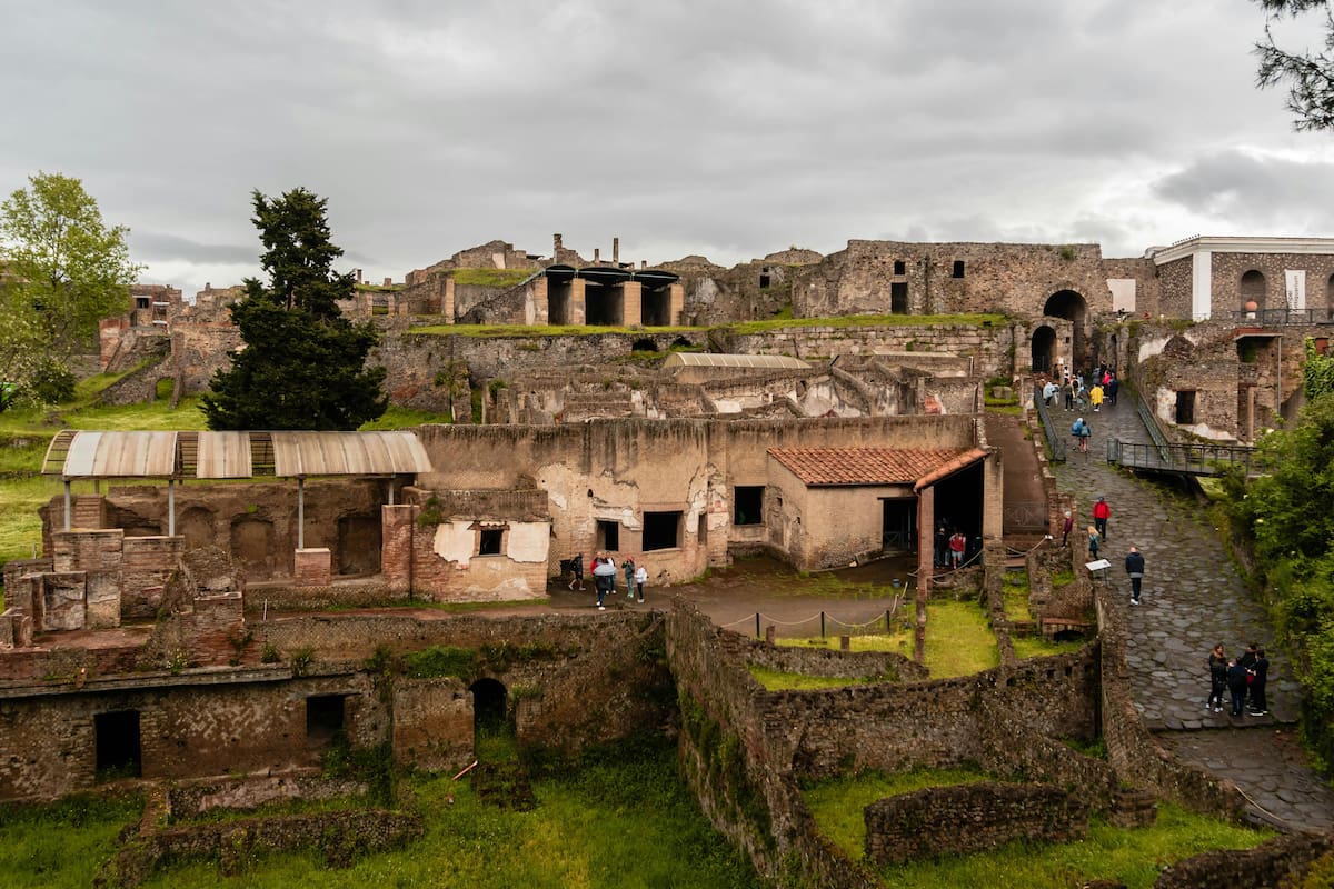 Tras la erupción del volcán pocas personas lograron escapar del desastre y gran parte de la población de Pompeya quedó bajo los escombros