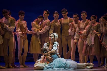Tras la escena de la locura, el desenlace dramático del primer acto, con la madre (Alejandra Baldoni) de Giselle llorando a su hija