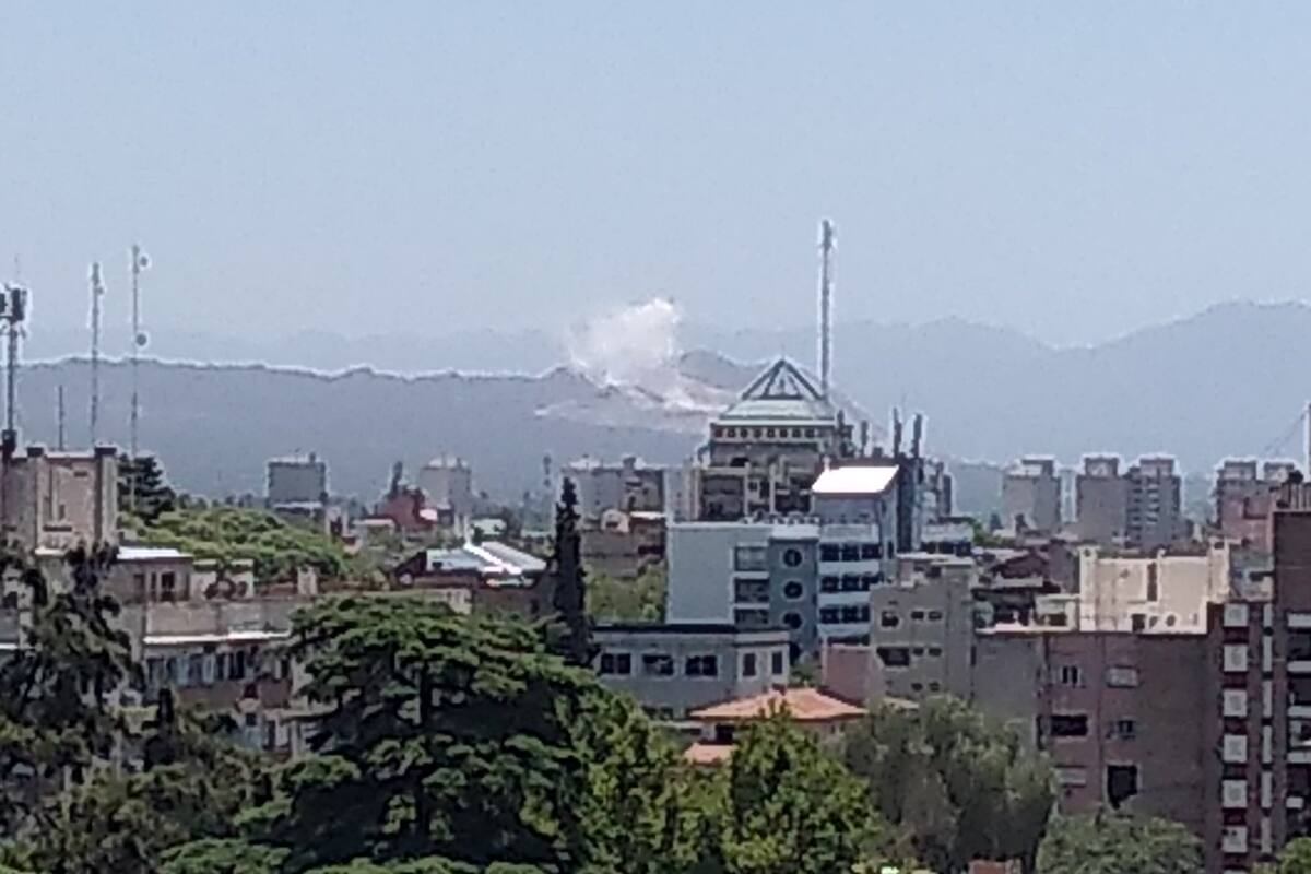 Tras la explosión, una internauta compartió una imagen de los cerros donde se observa humo. Sin embargo, nadie sabe qué pasó y dónde.
