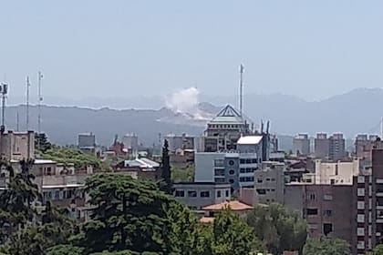 Tras la explosión, una internauta compartió una imagen de los cerros donde se observa humo. Sin embargo, nadie sabe qué pasó y dónde.