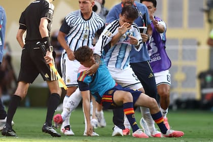 Tras la final del Mundial 2026, Leandro Paredes se enfrenta a golpes con Gavi; más tarde, el Tribunal de la FIFA le dio una sanción de 10 fechas