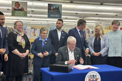 Tras la firma de la Ley de Libertad de Lectura por parte de Phil Murphy, Nueva Jersey se convirtió en el tercer estado en promulgar una norma para evitar la prohibición de libros (AP/Mike Catalini)
