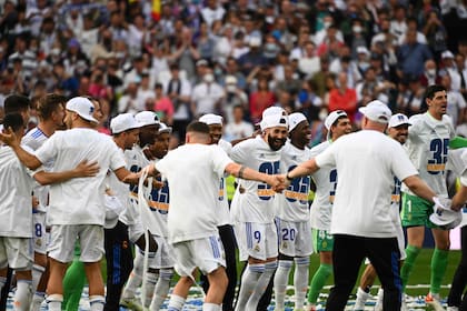 Tras la goleada, el plantel de Real Madrid celebró en el campo del Santiago Bernabéu el título