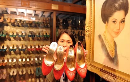 Tras la huida de los Marcos en 1986, los cientos de pares de zapatos de Imelda hallados en el palacio se convirtieron en una imagen del lujo de la familia