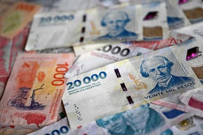 Tras la licitación del miércoles, hubo menos liquidez de pesos en el mercado (Photo by Luis ROBAYO / AFP)