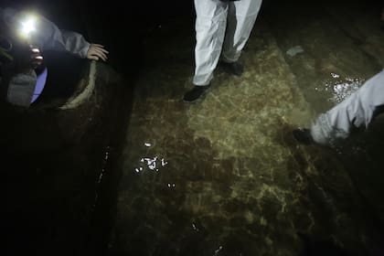 Tras la limpieza, así se ve el piso de más de 100 años que fue construido con materiales resistentes a la humedad