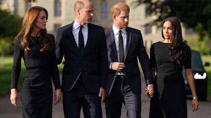 Tras la muerte de Isabel II, Guillermo y Harry salieron a saludar a la multitud en compañía de sus esposas Kate y Meghan